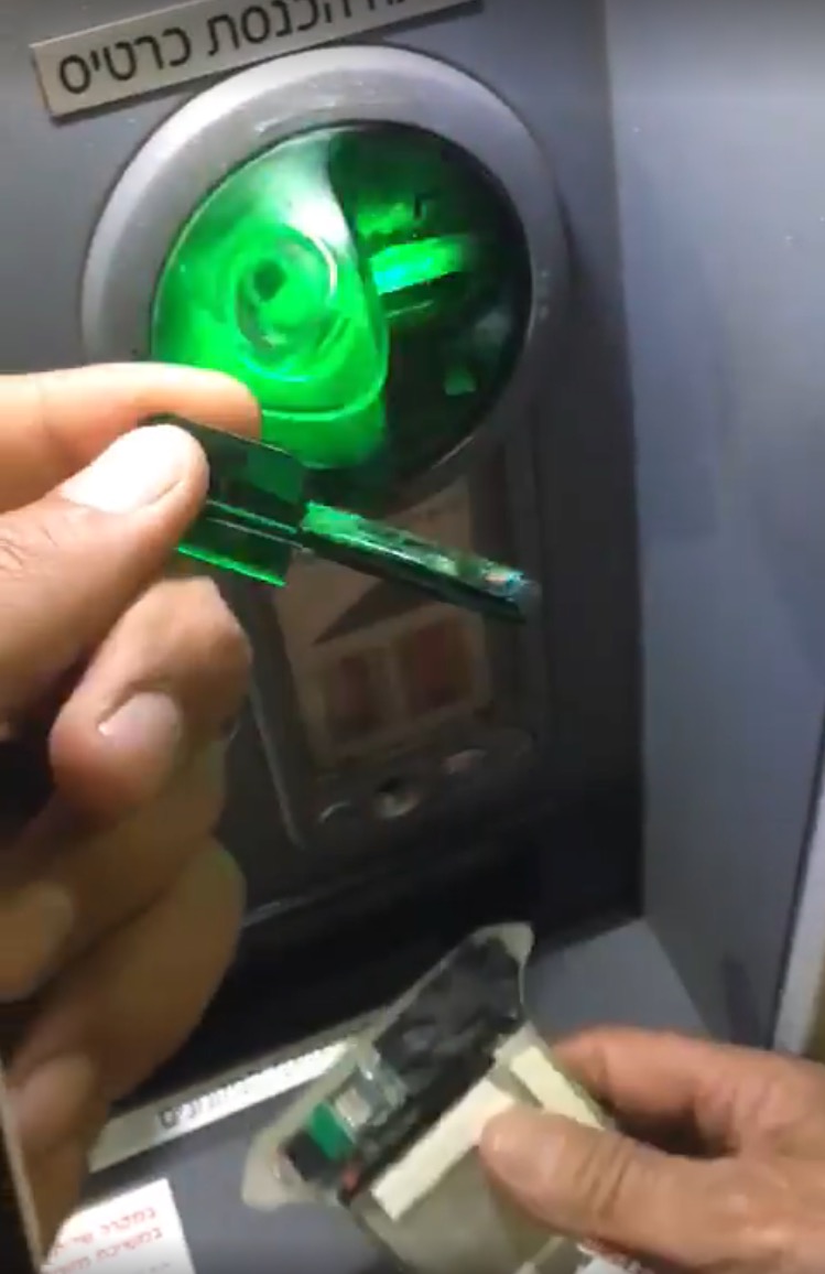 אמצעי הצילום שנמצאו במכשיר הבנקט בקרית השרון, נתניה