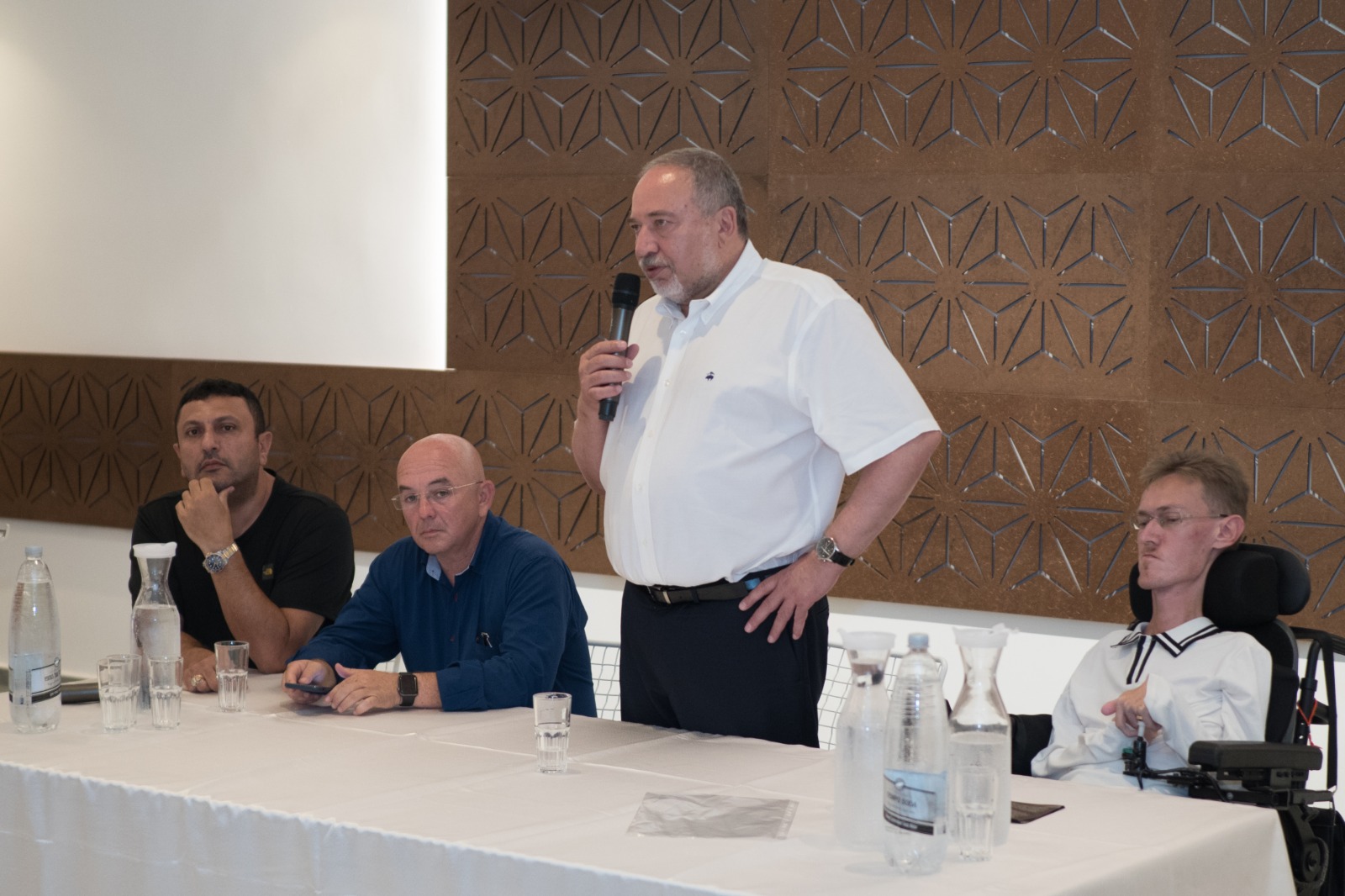 "דוגלים בעיקרון של חיה ותן לחיות: בעד המסורת היהודית ונגד כפייה דתית", ח"כ איווט ליברמן במפגש התומכים