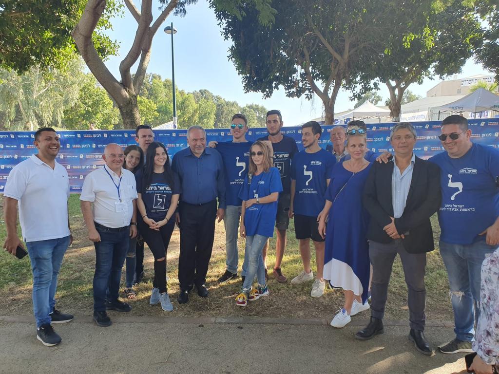 זינוק בהצבעות, יו"ר ישראל ביתנו, אביגדור ליברמן, לצד בוריס צ'ירולניק, ונפתלי בחטיאר