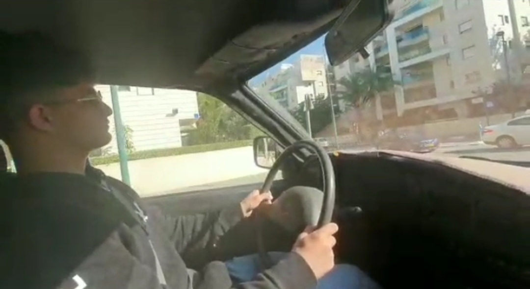 למרות רשיון הנהיגה, נדרש לליווי בירידה מההסעה
