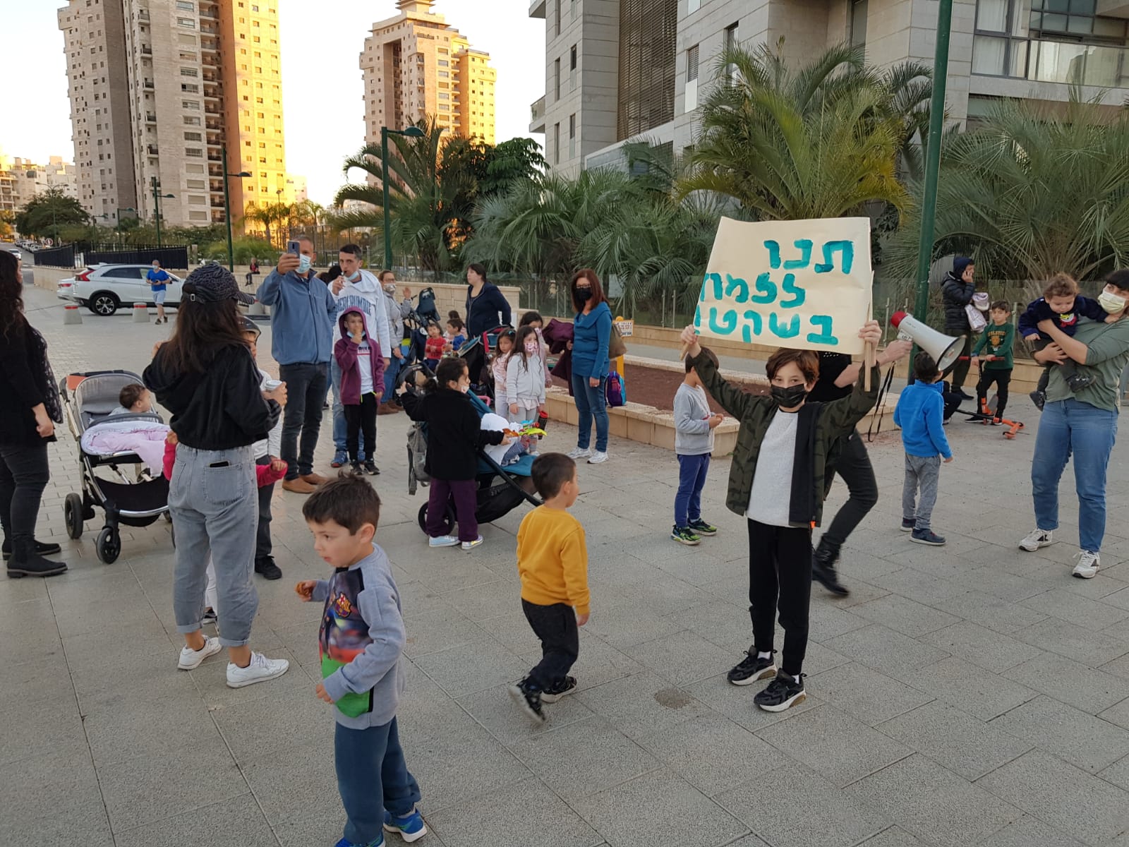 מתוך מחאת ההורים בכיכר הפיאנו
