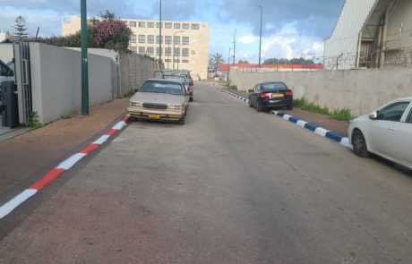 נתנייתים שימו לב!  שפת המדרכה ברחוב העמל באזה"ת הישן נצבע הלילה חלקו באדום לבן, וחלקו בכחול לבן.
