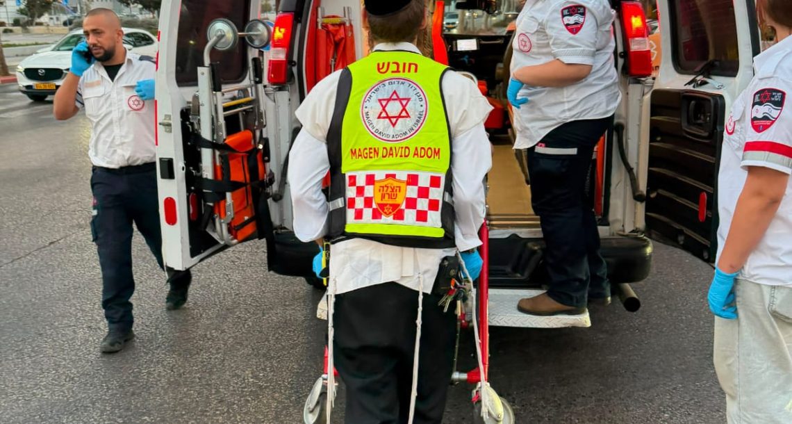 נתניה: רוכבת קורקינט חשמלי בת 19 נפגעה מרכב ברחוב המחשב, מצבה בינוני