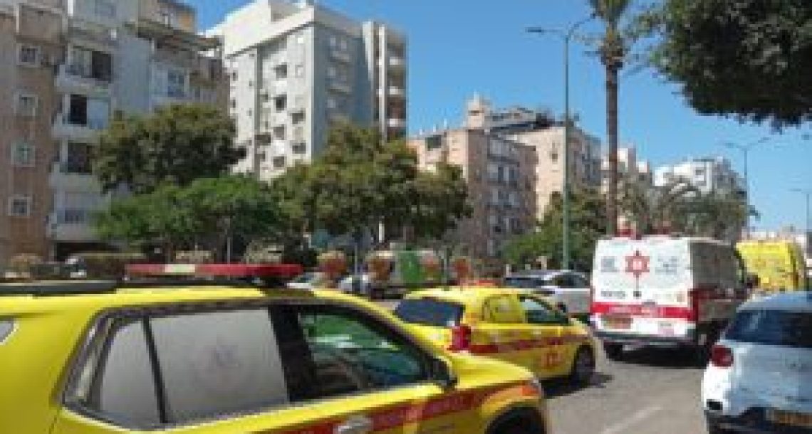 נתניה: רוכב אופנוע נפגע מרכב ופונה לבית החולים במצב בינוני